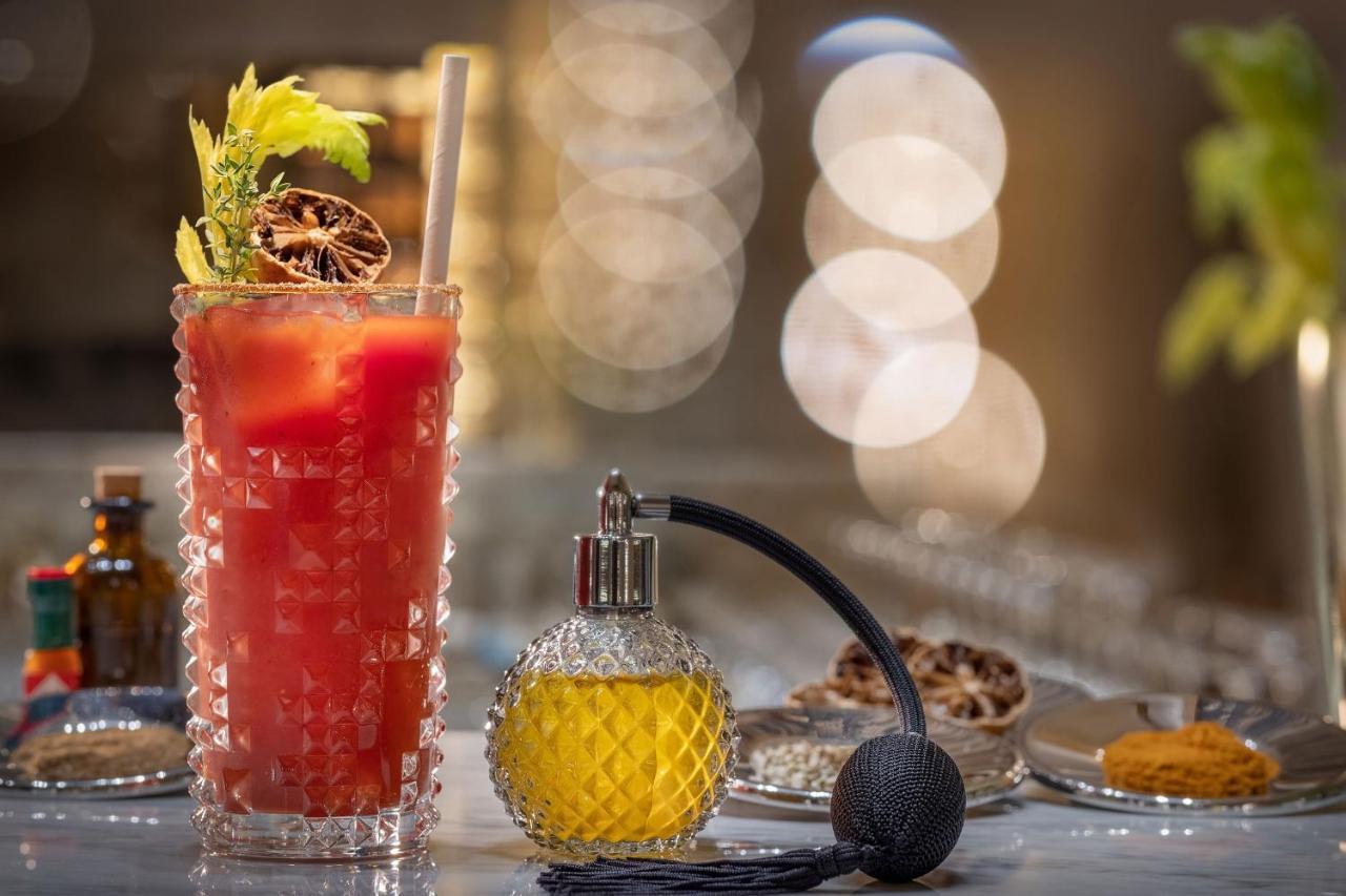 The St. Regis Dubai, The Palm Hotel Bagian luar foto A Bloody Mary cocktail