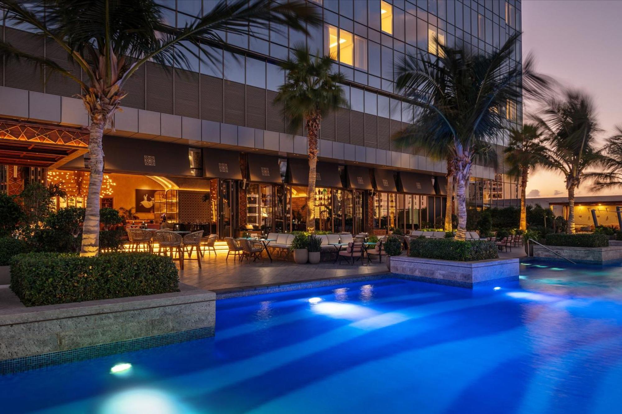 The St. Regis Dubai, The Palm Hotel Bagian luar foto The pool at the hotel