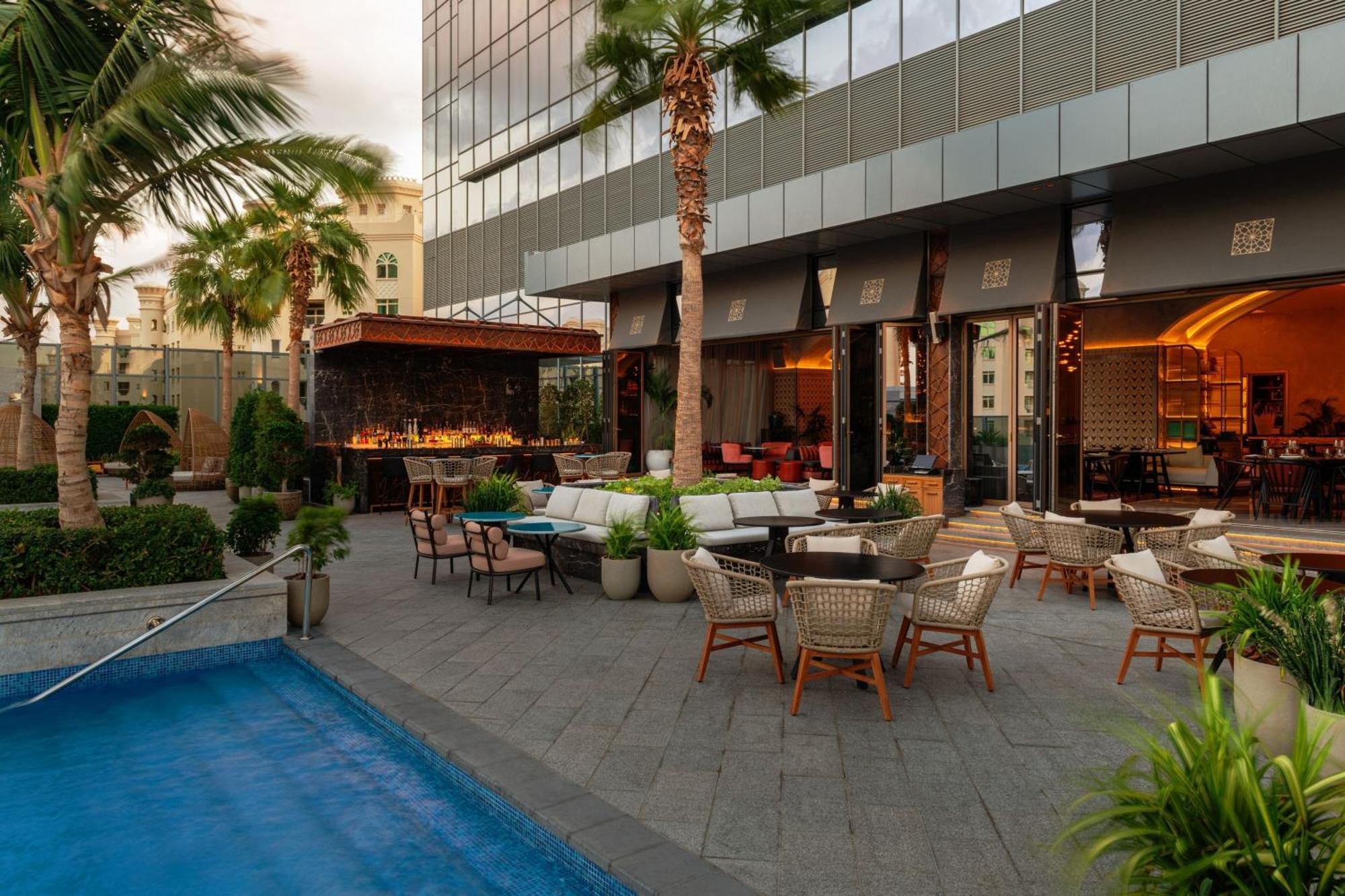 The St. Regis Dubai, The Palm Hotel Bagian luar foto The pool at the hotel