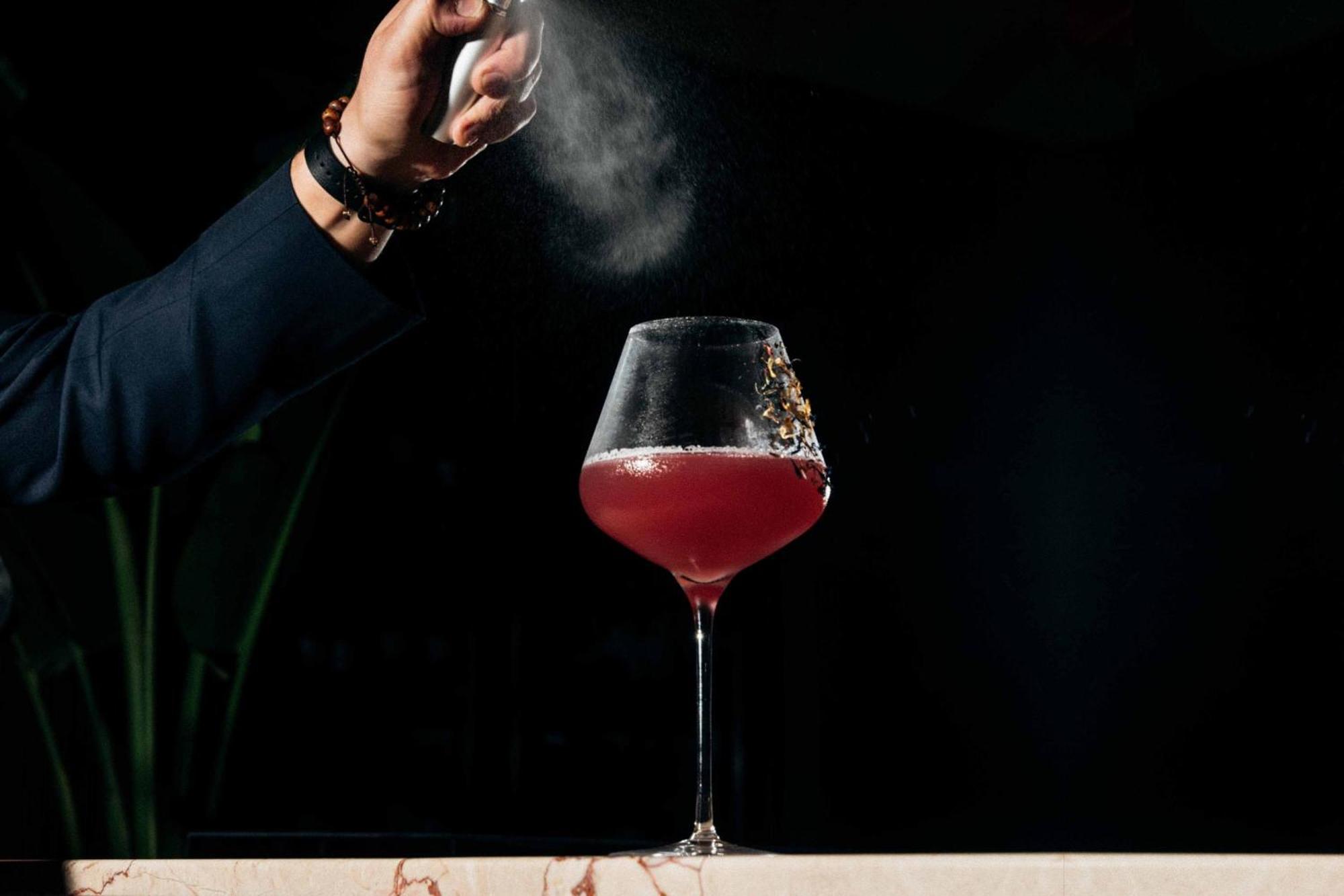 The St. Regis Dubai, The Palm Hotel Bagian luar foto A bartender adding a dusting of gold leaf to a cocktail