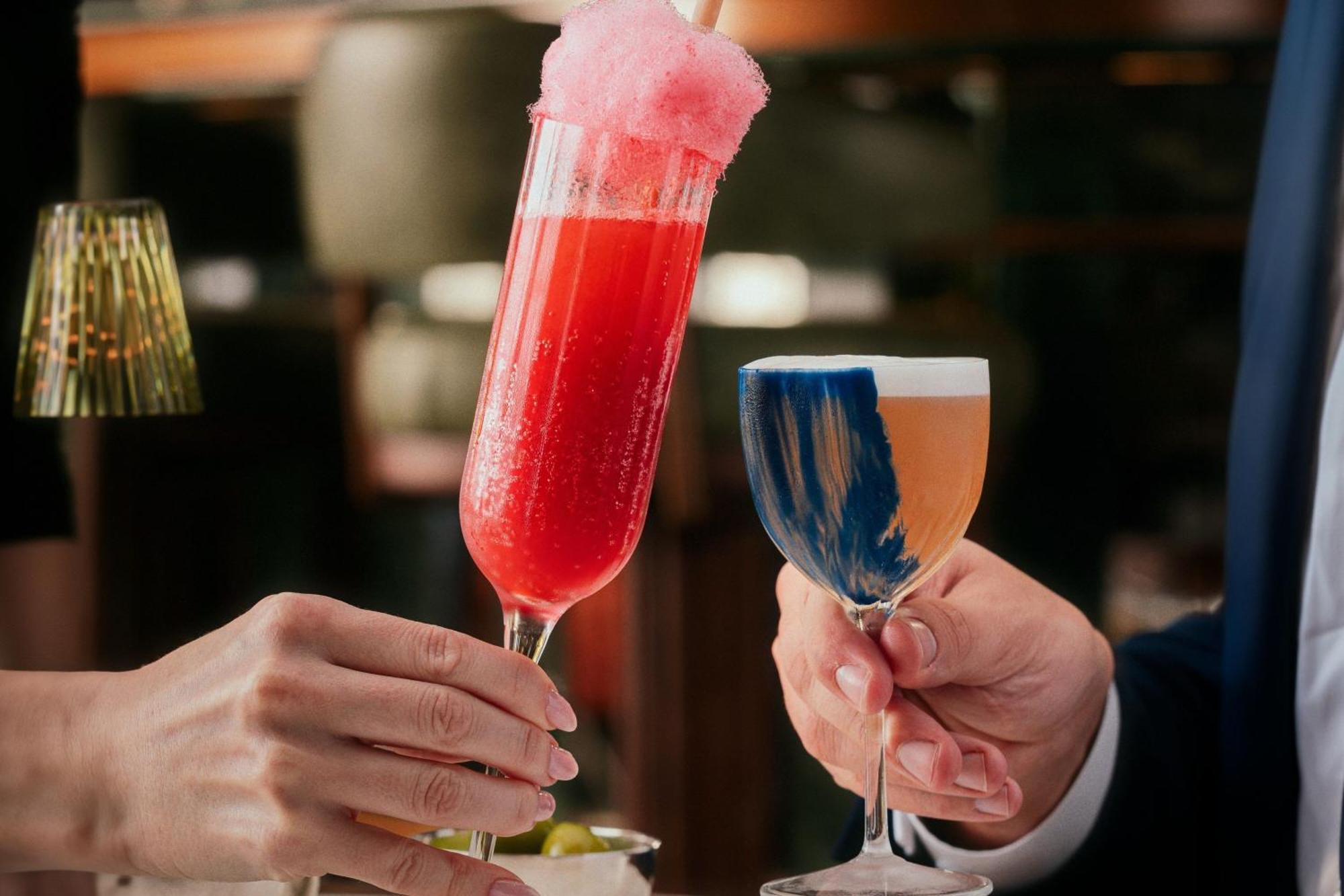 The St. Regis Dubai, The Palm Hotel Bagian luar foto A couple toasting with cocktails