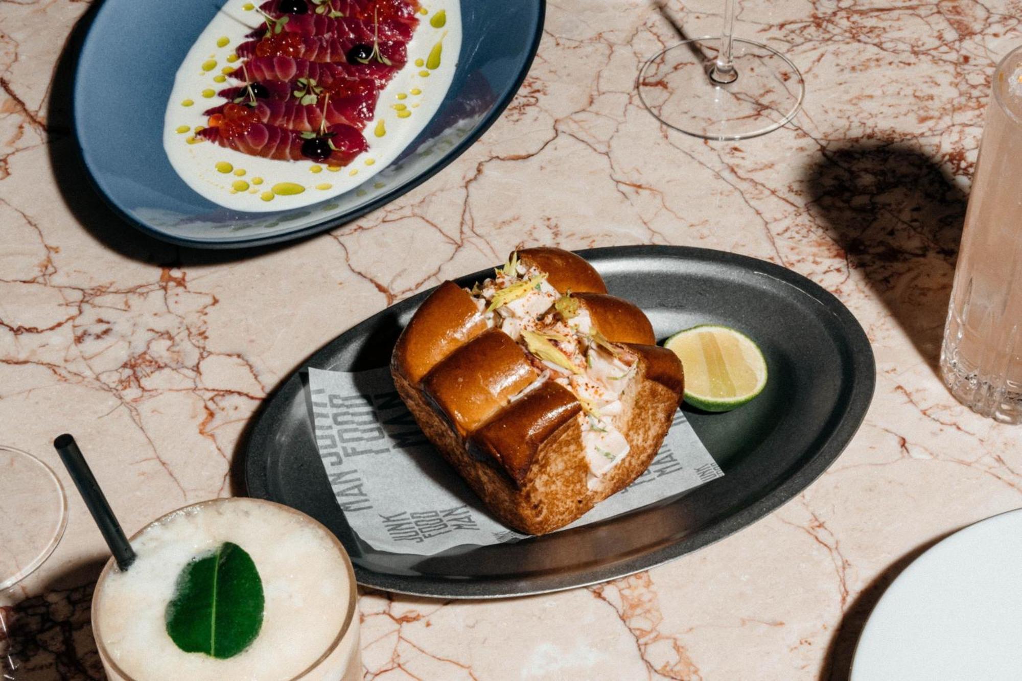 The St. Regis Dubai, The Palm Hotel Bagian luar foto A lobster roll at the restaurant