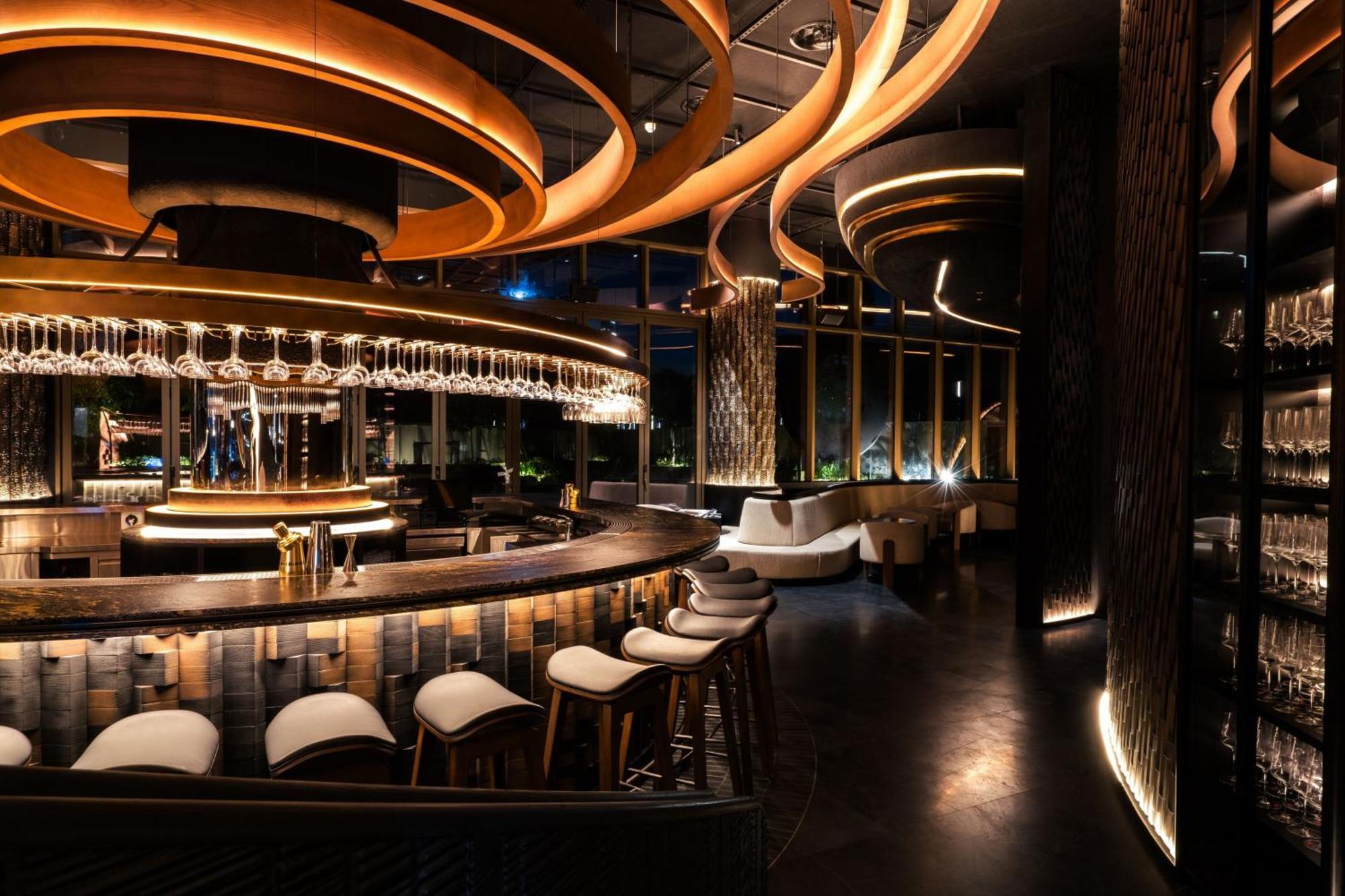 The St. Regis Dubai, The Palm Hotel Bagian luar foto The bar at the 101 Sky Lounge