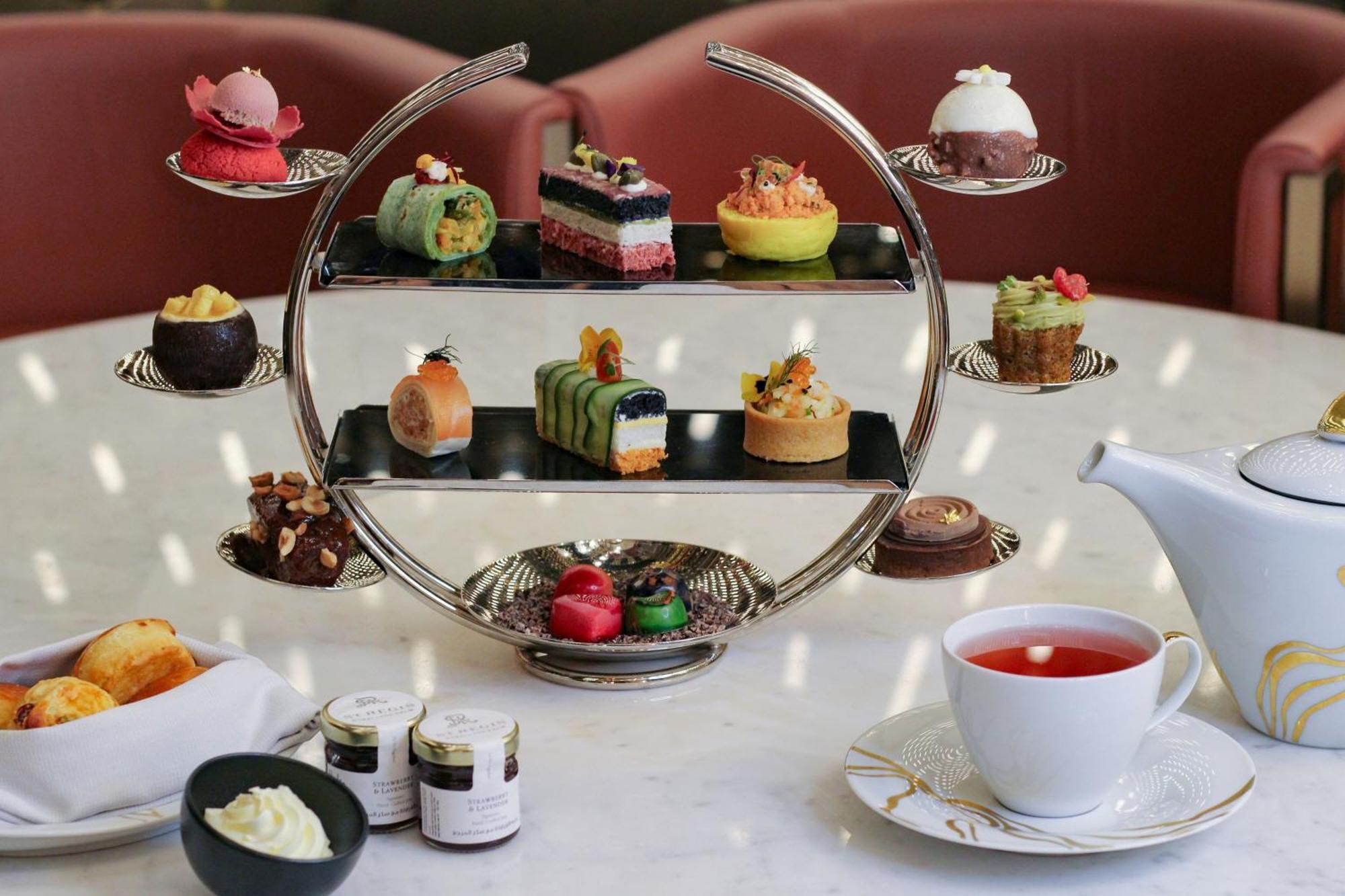 The St. Regis Dubai, The Palm Hotel Bagian luar foto Afternoon tea at the Mandarin Oriental, London