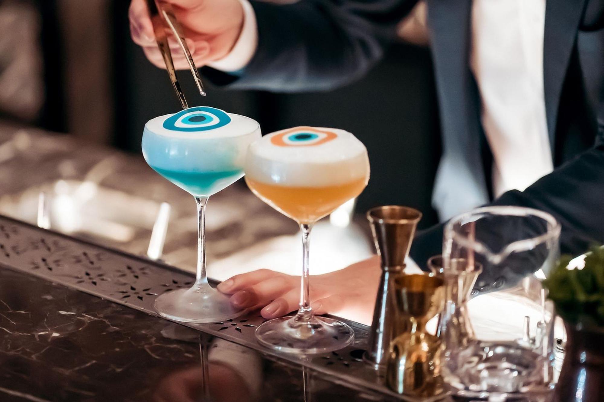 The St. Regis Dubai, The Palm Hotel Bagian luar foto A bartender preparing a cocktail