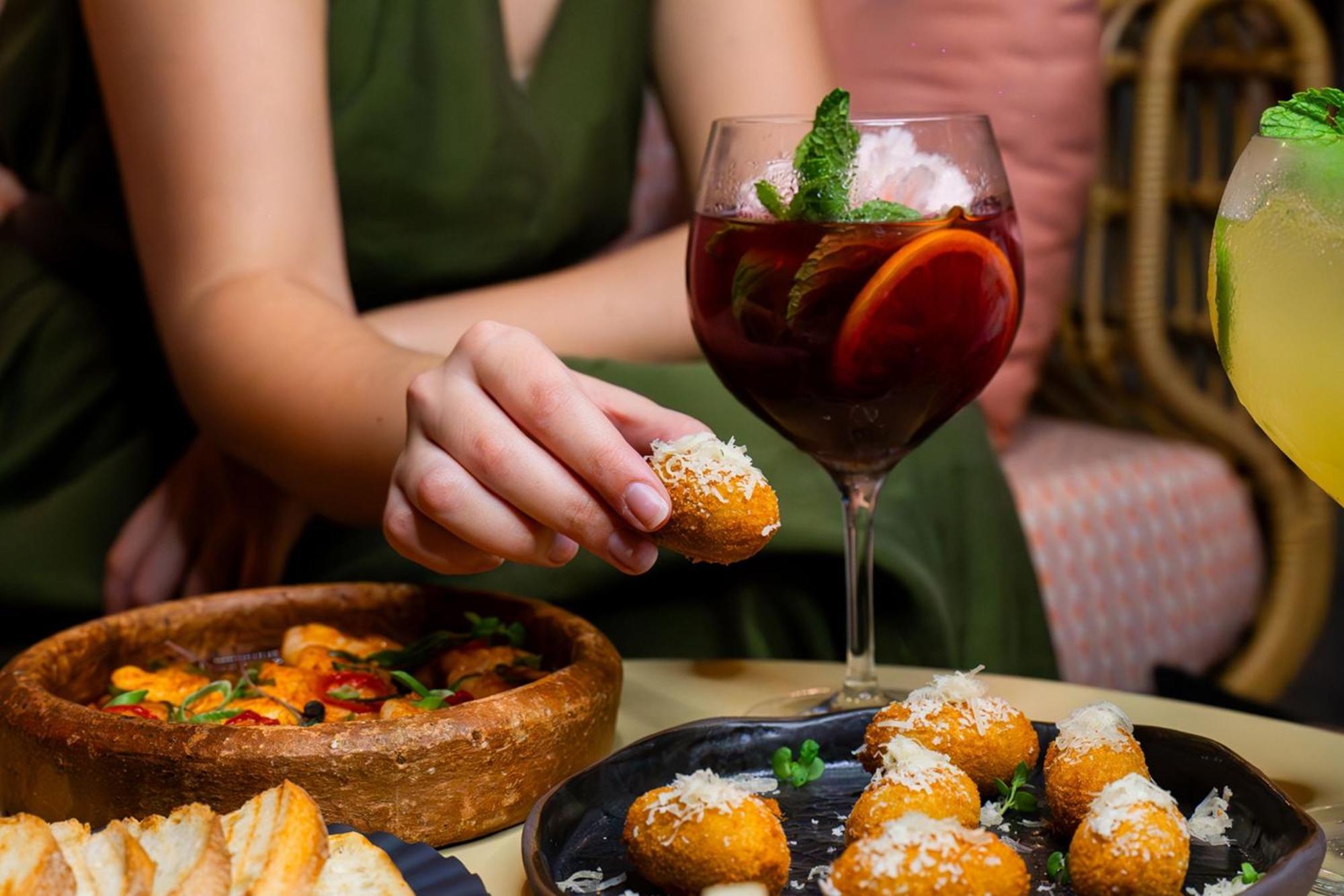 The St. Regis Dubai, The Palm Hotel Bagian luar foto A glass of vermouth