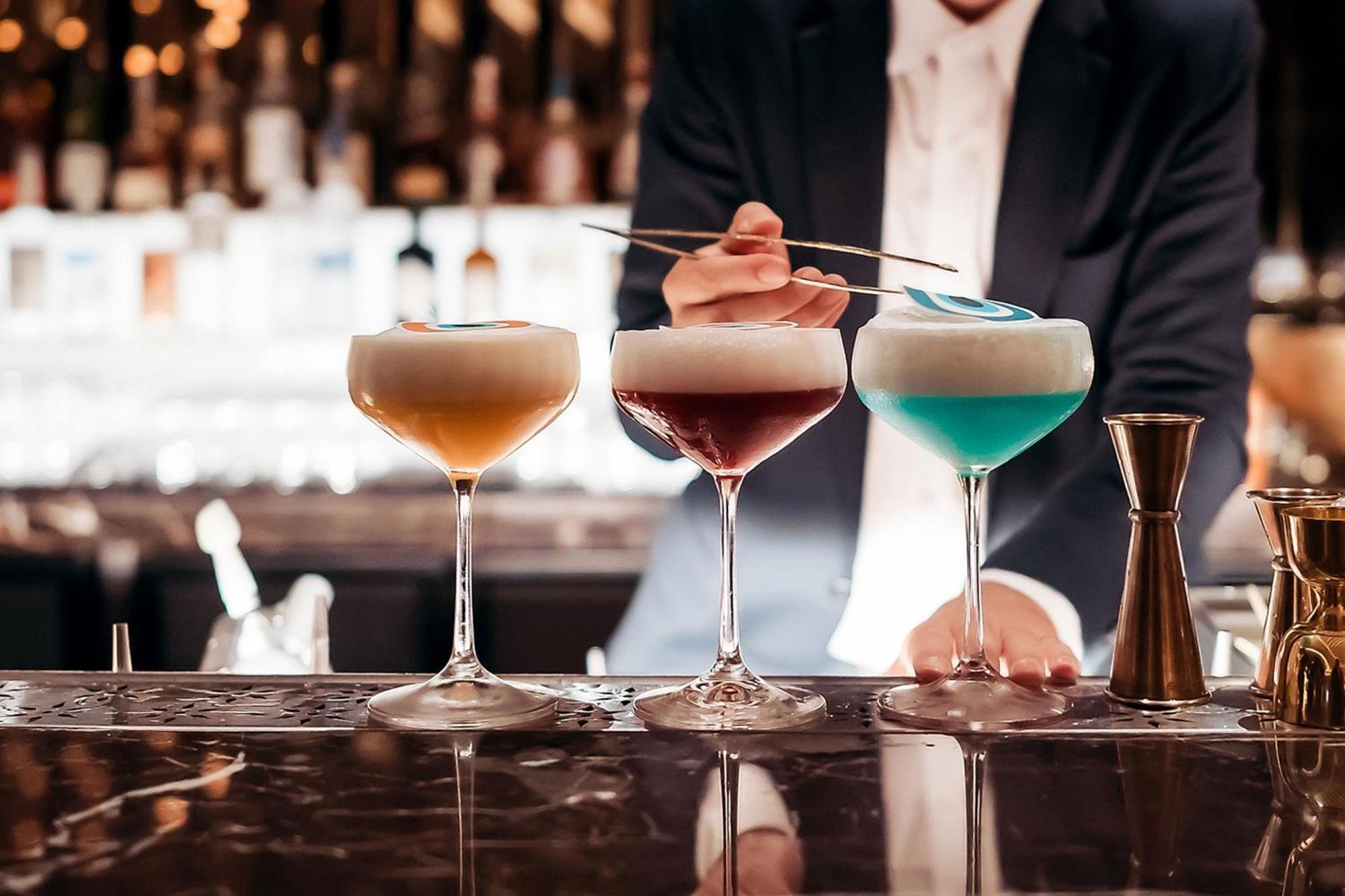 The St. Regis Dubai, The Palm Hotel Bagian luar foto A bartender preparing cocktails
