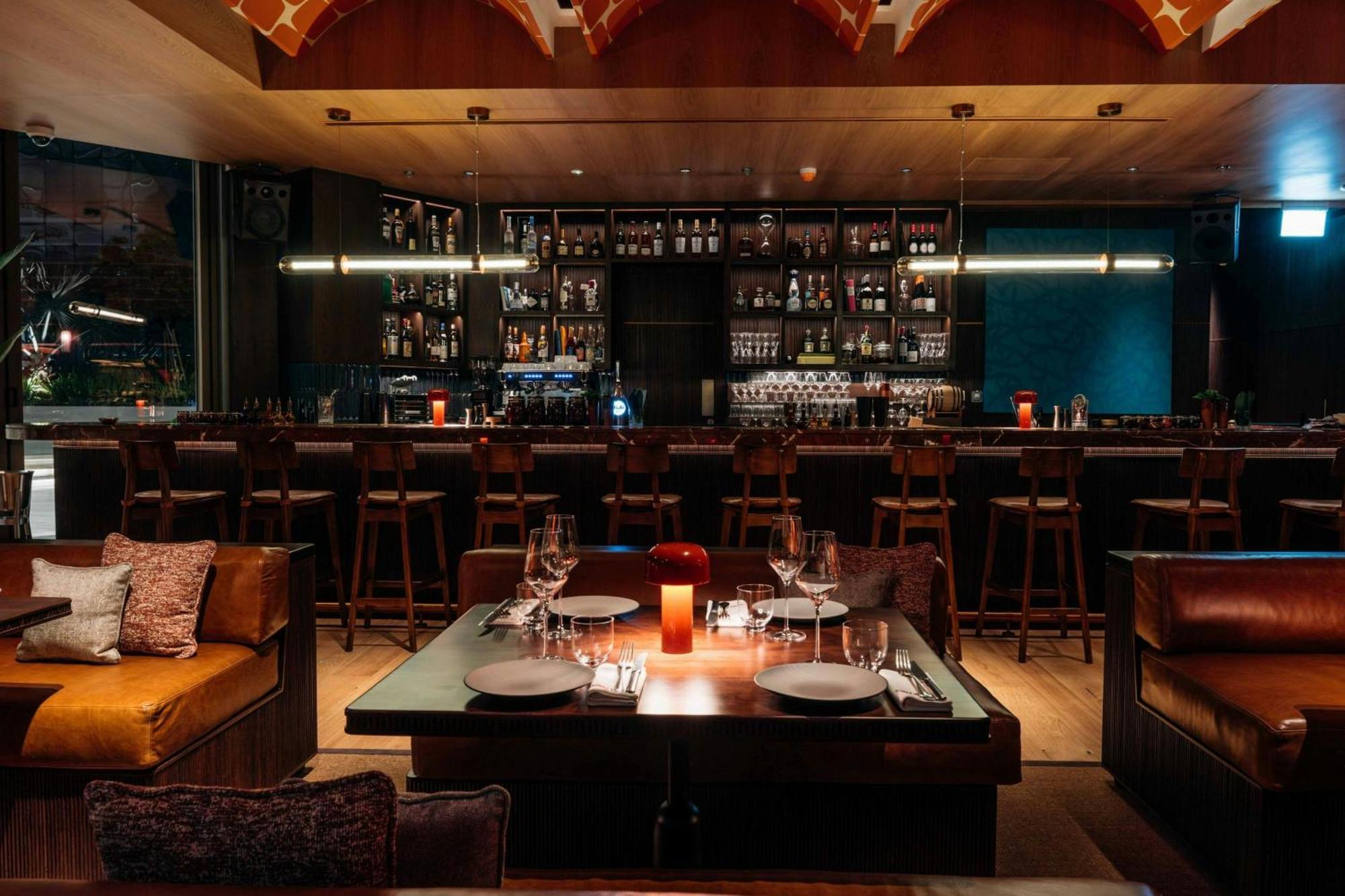 The St. Regis Dubai, The Palm Hotel Bagian luar foto The bar at the restaurant
