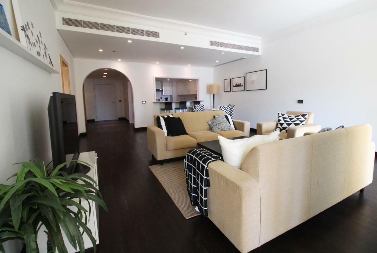 The St. Regis Dubai, The Palm Hotel Bagian luar foto A living room in a typical apartment